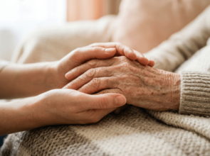 Soins palliatifs en hospitalisation à domicile : un accompagnement humain et coordonné